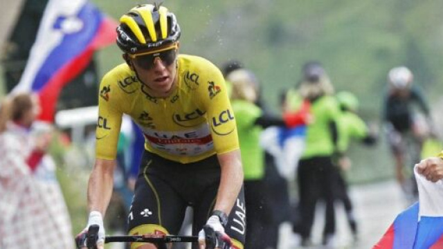 Tadej Pogacar in maglia gialla al Tour de France