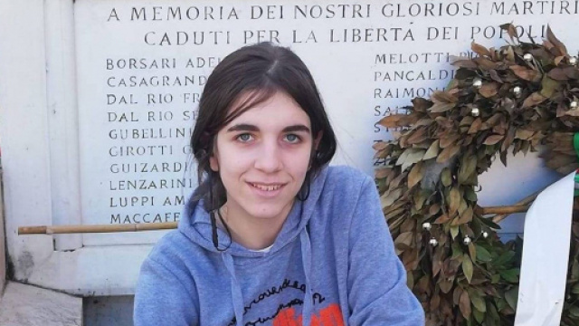 Bologna, svolti i funerali di Chiara Gualzetti, l'omaggio degli arcieri.