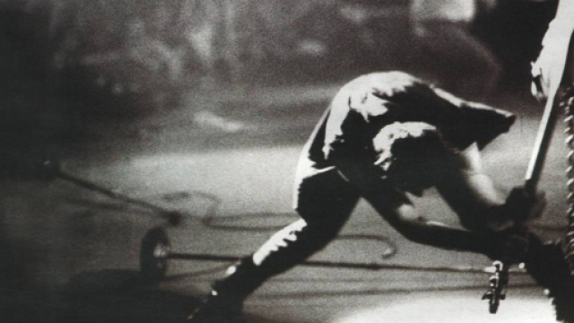 Clash: il basso della copertina di London Calling esposto in un museo.