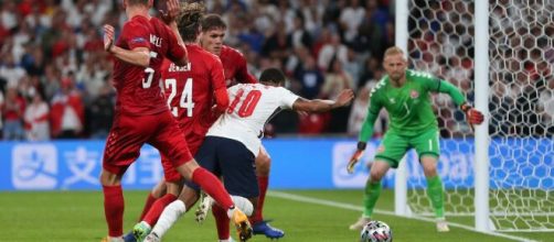 Sterling y el penal del que siempre se hablar&aacute;, fue lo que le dio el pase a Inglaterra (@SC_ESPN)