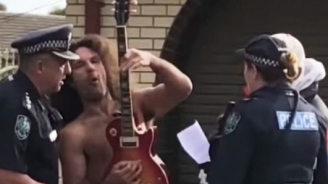 Australia: chitarrista suona in mutande la chitarra e viene arrestato