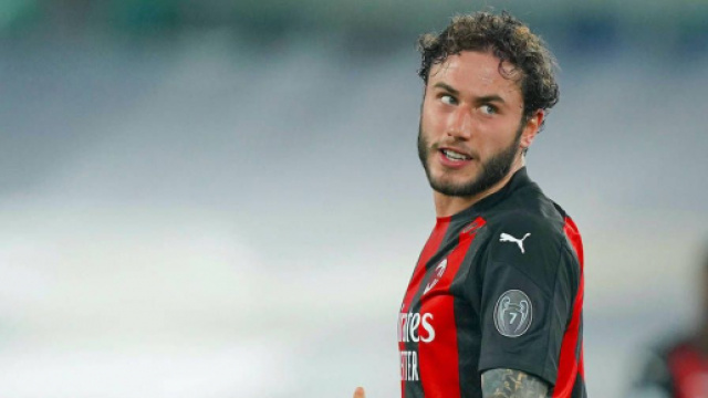 Davide Calabria in azione con la maglia rossonera.