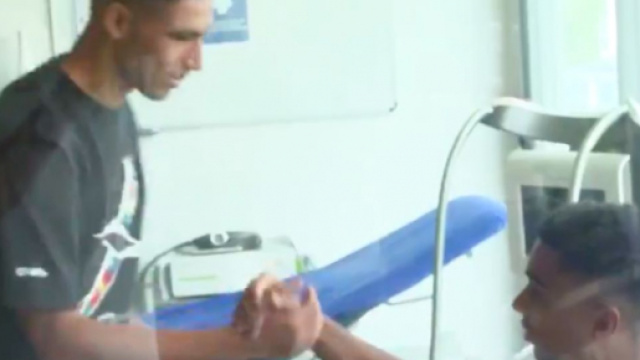 La poign&eacute;e de main entre Hakimi et Dagba photo capture d'&eacute;cran vid&eacute;o Twitter