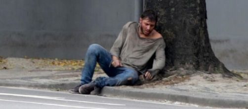 Leonardo vive na rua em 'Imp&eacute;rio'. (Reprodu&ccedil;&atilde;o/TV Globo)