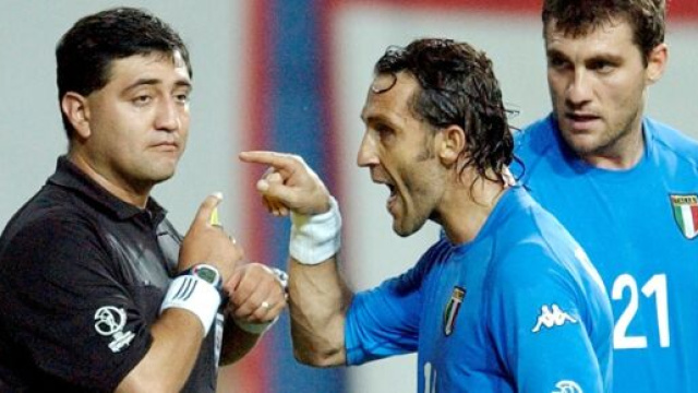 Byron Moreno festeggia per l'Italia in finale agli Europei contro l'Inghilterra.
