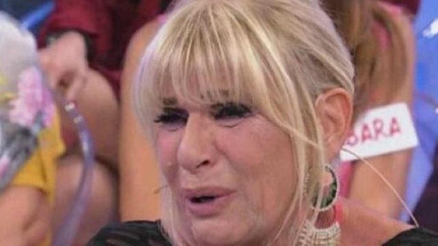 Uomini e Donne, Gemma resta bloccata in ascensore e chiede aiuto su IG: 'Si &egrave; fermato'.