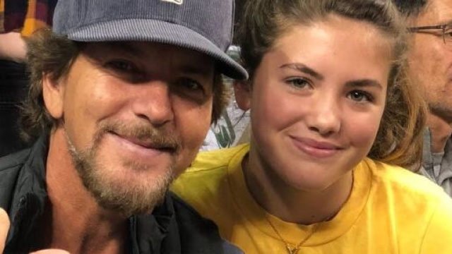 Eddie Vedder in compagnia della figlia Olivia