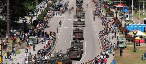 Desfile acontece em meio a vota&ccedil;&atilde;o do voto impresso (Ag&ecirc;ncia Estadual de Not&iacute;cias/Rodrigo Felix Leal)
