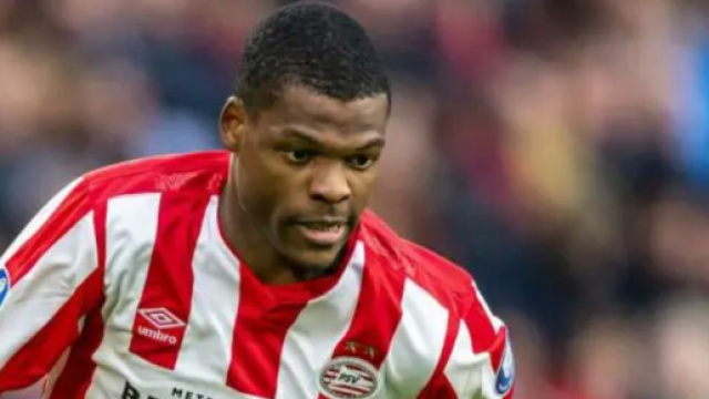 In foto Denzel Dumfries, centrocampista del Psv Eindhoven.