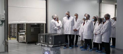 El presidente del Gobierno, Pedro S&aacute;nchez, en las instalaciones de la farmac&eacute;utica HIPRA en Amer, Gerona. (Fuente: Facebook/La Moncloa)
