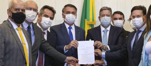 MP do Aux&iacute;lio Brasil &eacute; entregue por Bolsonaro a Arthur Lira (Cleia Viana/C&acirc;mara dos Deputados)