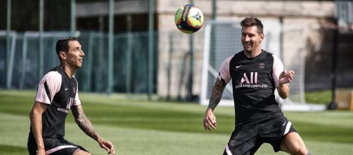 Lionel Messi junto a &Aacute;ngel Di Mar&iacute;a en la pr&aacute;ctica del PSG. (Twitter, @PSG_espa&ntilde;ol)