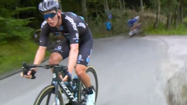 Remco Evenepoel finisce fuori strada al Giro di Danimarca