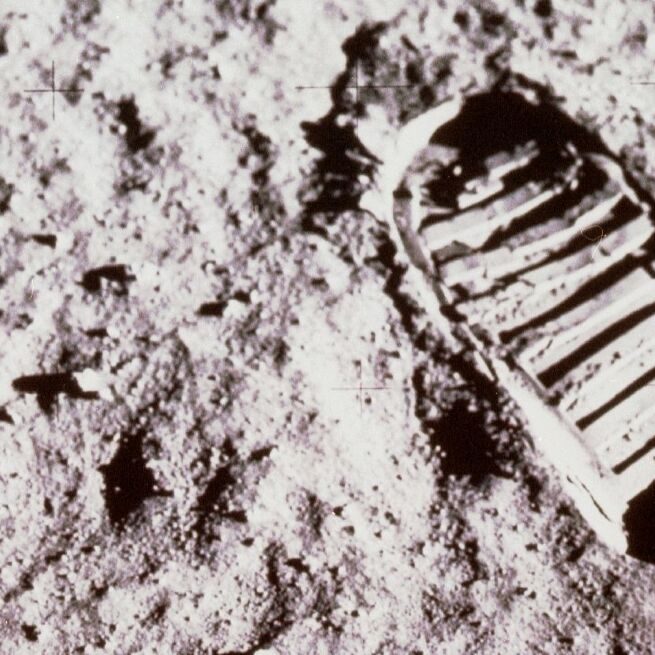 Imagem comparando traje espacial de Neil Armstrong e pegada na Lua n&atilde;o prova que miss&atilde;o Apollo 11 foi uma farsa (Divulga&ccedil;&atilde;o/Nasa)