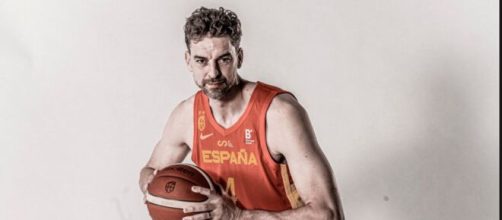 Pau Gasol viste la camiseta del Seleccionado Espa&ntilde;ol de Basquetbol. (Twitter @paugasol)