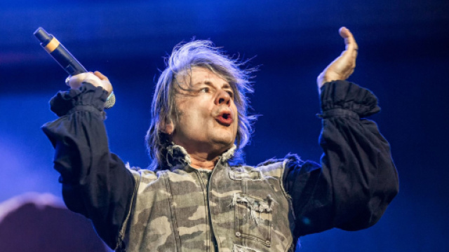 Bruce Dickinson ha il coronavirus: 'Se non avessi fatto il vaccino, sarei nei guai'.