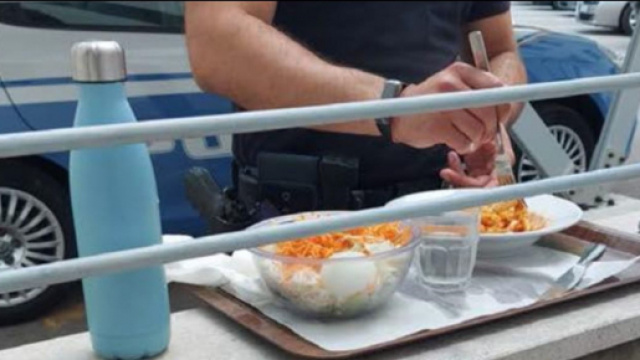 Green pass: poliziotti sprovvisti costretti a mangiare fuori dalla mensa.