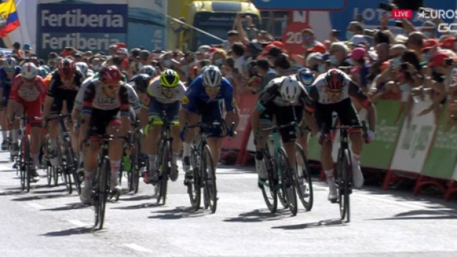 Lo sprint della seconda tappa della Vuelta Espana