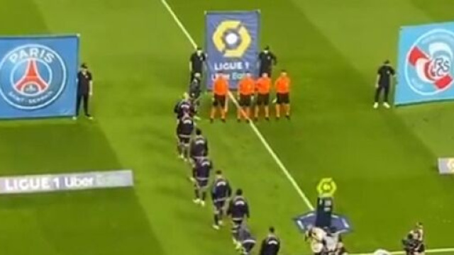 'Rendez-nous Phil Collins', les supporters du PSG fous de rage (Source : capture Youtube)