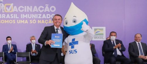 Gafes do governo atrasaram o in&iacute;cio da vacina&ccedil;&atilde;o contra a Covid-19 (Isac Nobrega/PR)