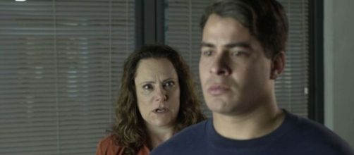 J&uacute;lio descobrir&aacute; que a m&atilde;e teve caso com empres&aacute;rio em 'Pega Pega' (Reprodu&ccedil;&atilde;o/Rede Globo)