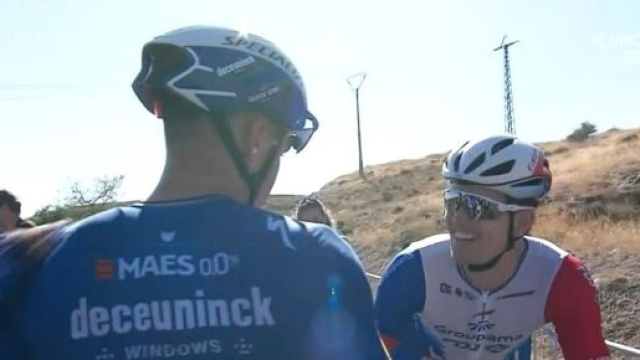 I complimenti di Arnaud Demare al vincitore Fabio Jakobsen.