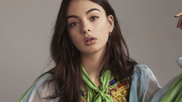 Tagli di capelli medi tendenze autunno 2021: l'effetto wet e il long bob di Deva Cassel