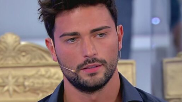 Uomini e Donne, Davide Donadei parla del suo problema dovuto all'insulina: 'Sono in difficolt&agrave;'.