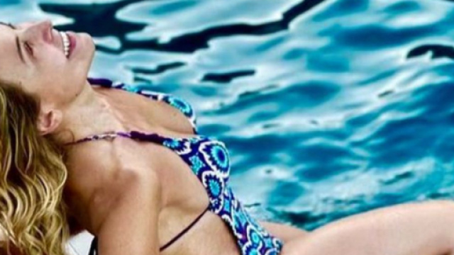 Barbara d'Urso beccata in topless al mare.