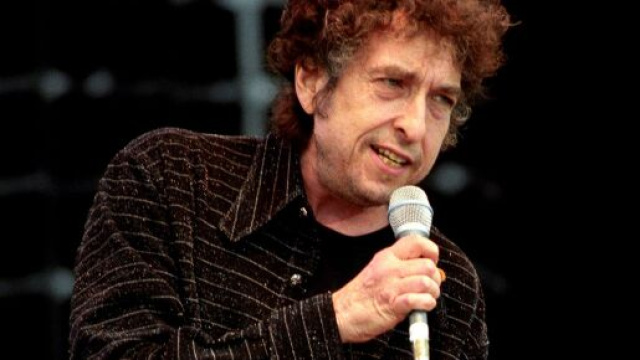 Il cantante Bob Dylan durante un live.
