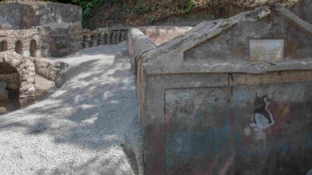 Pompei, nuova scoperta: tomba con resti umani mummificati.