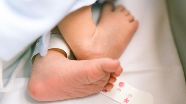 Napoli, non vaccinata e contagiata dal Covid-19 partorisce: gravi lei e il bimbo.