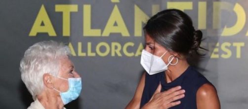 Con un alegre vestido azul y un mo&ntilde;o bajo la reina Letizia ha presidido los premios de cine de Mallorca (Instagram @casarealdeespana)