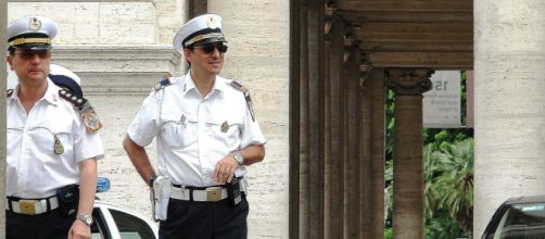 Imagen de dos agentes de la polic&iacute;a romana (Pixabay)