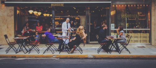 Las quejas de Enrique Moris por el trato recibido de un camarero se ha hecho viral por la escandalosa cifra que se gast&oacute; en una cena - Pixabay