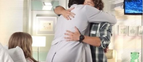 L&uacute;cio e Rodrigo selam amizade em 'A Vida da Gente' (Reprodu&ccedil;&atilde;o/TV Globo)