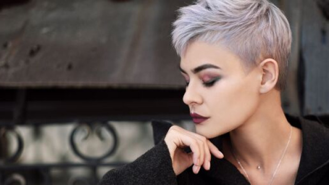 Tagli di capelli corti e tonalit&agrave; per l'autunno: il pixie cut, il bob e il castano.