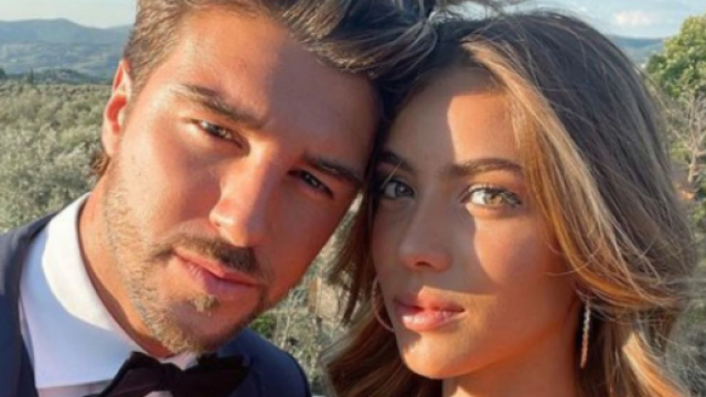 Andrea Damante diventa padre? Foto con mani sulla pancia di Elisa e dice: 'Saranno verdi'.