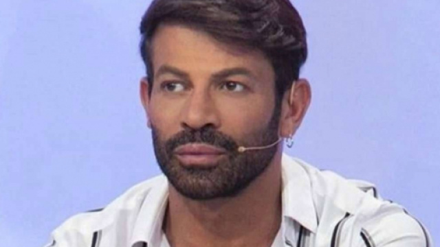 Uomini e Donne: Gianni Sperti fuori dal cast? L'opinionista ancora in vacanza con amici.
