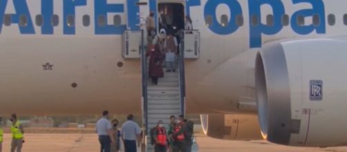Los refugiados pasar&aacute;n unas 72 horas en la base (RTVE)