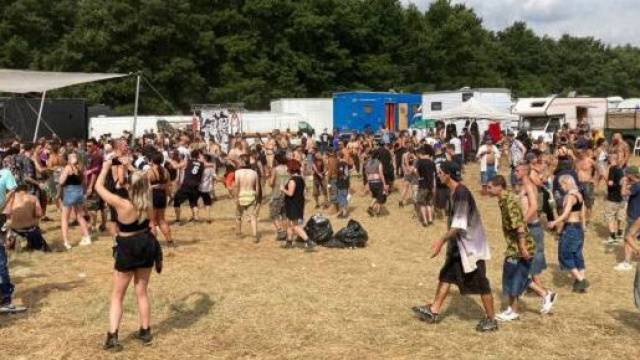 Dopo il rave party nel viterbese con assembramenti di migliaia di giovani, resta la puara di rischio contagi Covid.