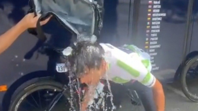 Egan Bernal alla partenza della tappa della Vuelta Espana