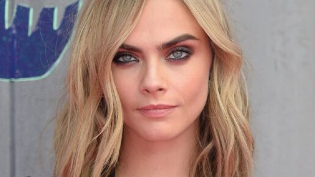 Tagli di capelli corti e acconciature tendenze autunno 2021: l'airy bob e il top knot.