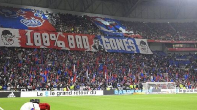 Une banderole des ultras lyonnais posent un ultimatum aux joueurs (Source : capture Youtube)