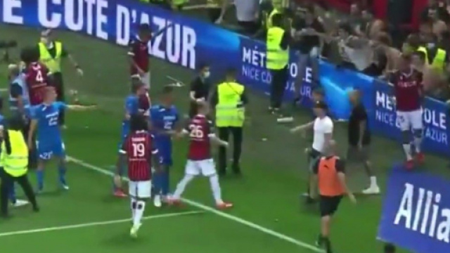 Un membre du staff de l'OM s&egrave;che un supporter ni&ccedil;ois et le met KO - Source : Twitter @TristanTrasca