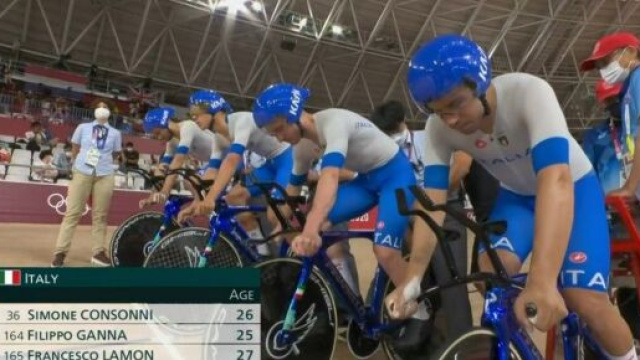 Filippo Ganna con i compagni dell'inseguimento a squadre alle Olimpiadi di Tokyo 2020.