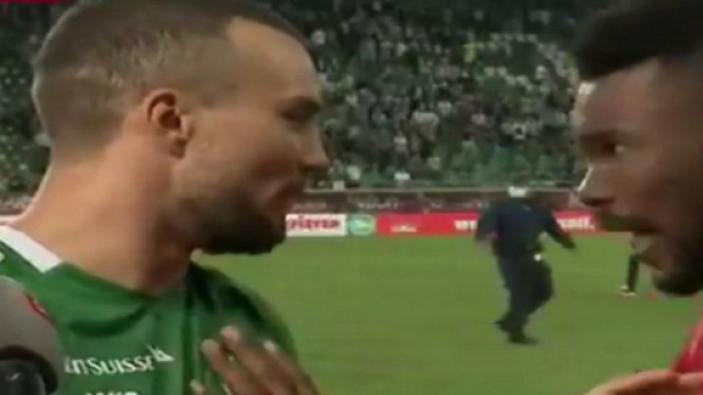 Serey Di&eacute; confronte un adversaire devant les cam&eacute;ras apr&egrave;s des actes pr&eacute;sum&eacute;s racistes - Source : Twitter @LKsportif