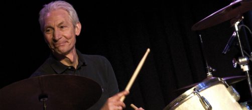 Charlie Watts, su presencia y estilo &uacute;nico tras la bater&iacute;a de los Rolling Stones. (Wikimedia Commons)