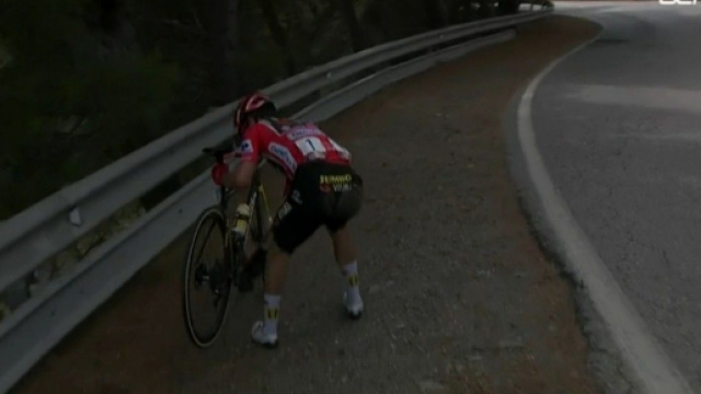 Primoz Roglic riparte dopo la caduta nella decima tappa della Vuelta ESpana