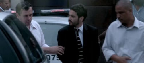 Pedro &eacute; preso em 'Imp&eacute;rio'. (Reprodu&ccedil;&atilde;o/TV Globo)